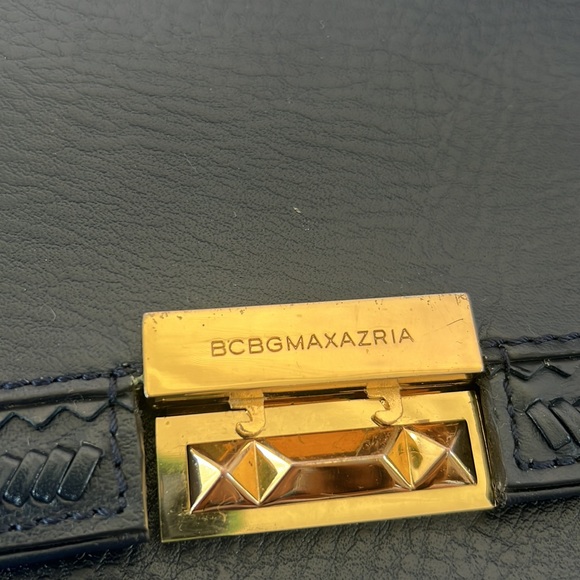 BCBGMAXAZRIA envelope shoulder navy purse cow leather, removable straps. - Picture 11 of 11